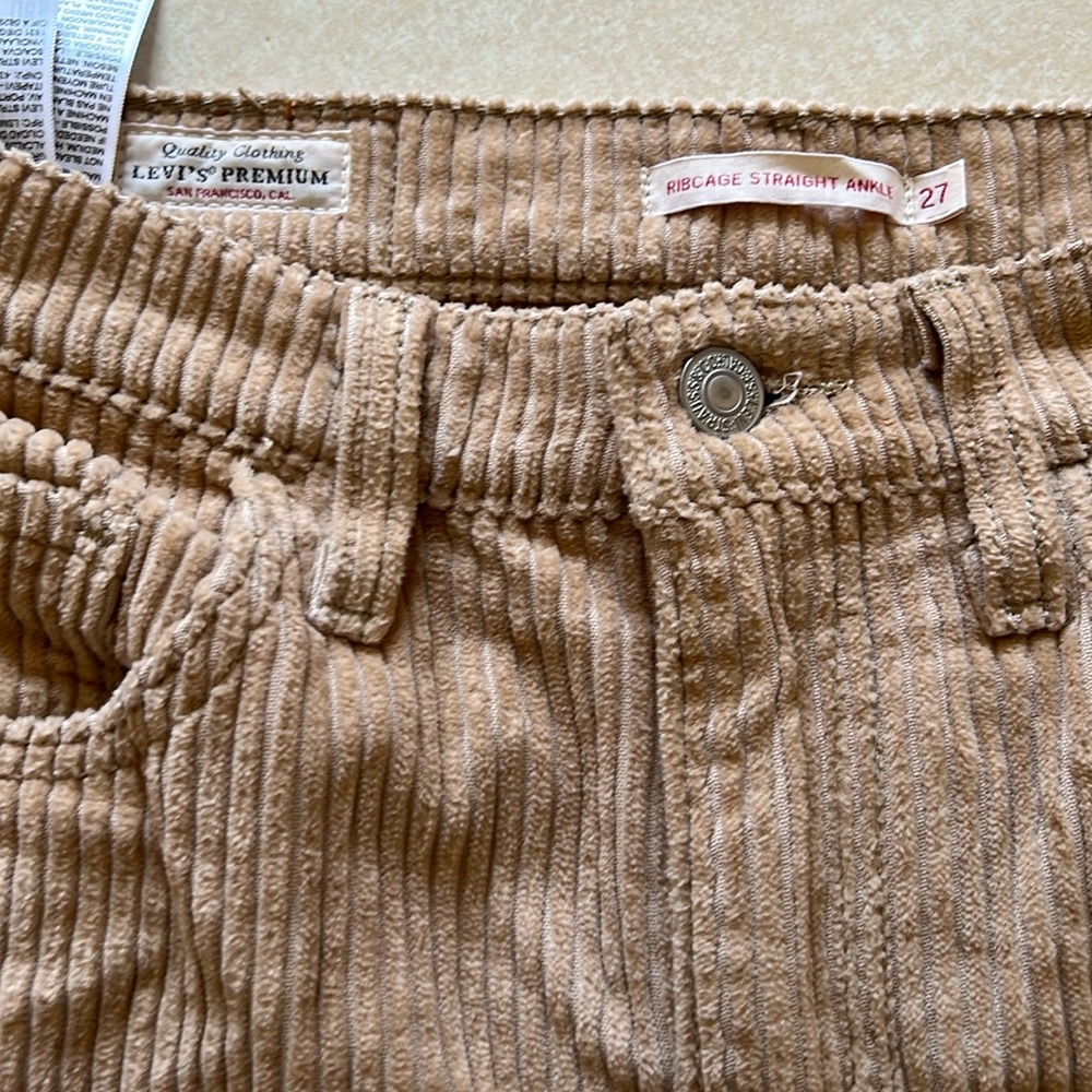 Super cute corduroy straight leg Levi’s Premium. High waisted, never been worn